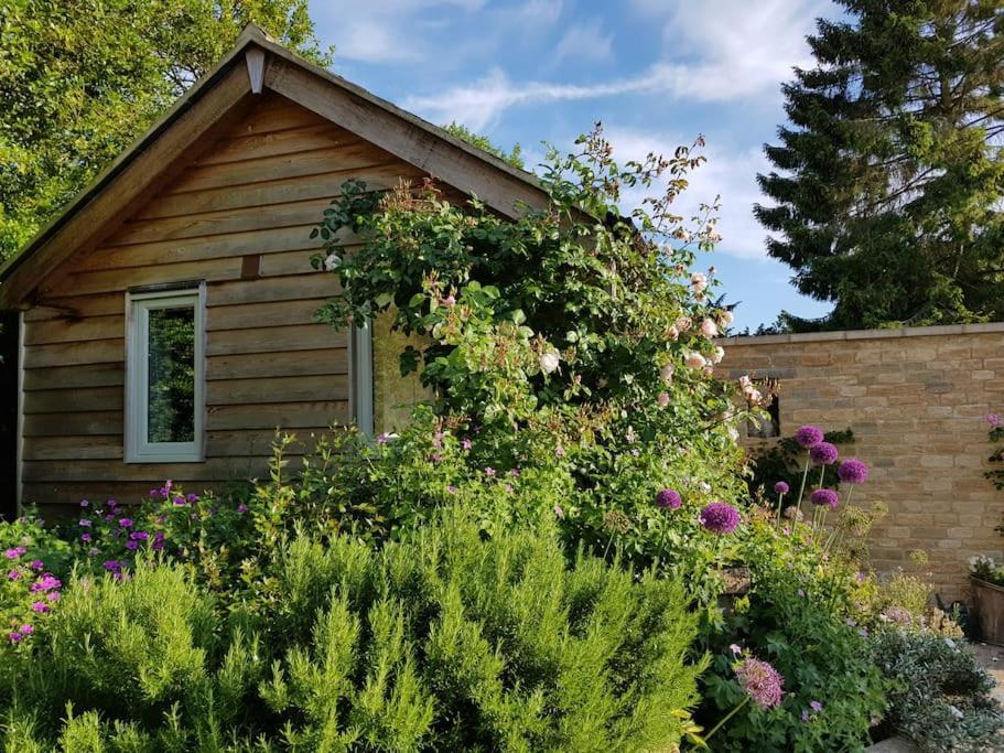 Charming Cottage Surrounded By Idyllic Garden In Peaceful Location In Central Charlbury Dış mekan fotoğraf